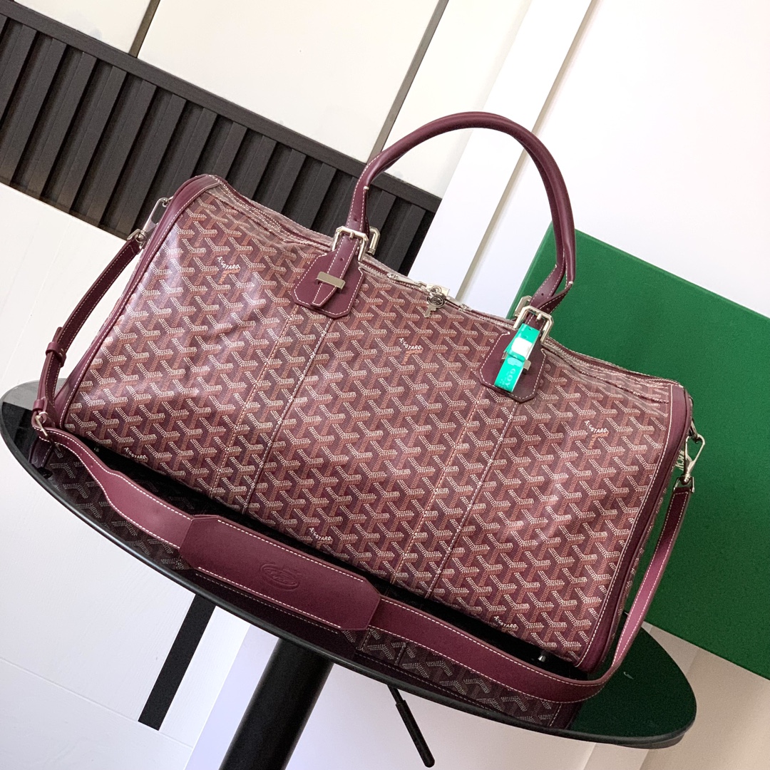 Goyard CROISIERE 手提包（长度50 厘米）就像一个蚕蛹 通过带挂锁的拉链来运输、保护和固定个人物品
