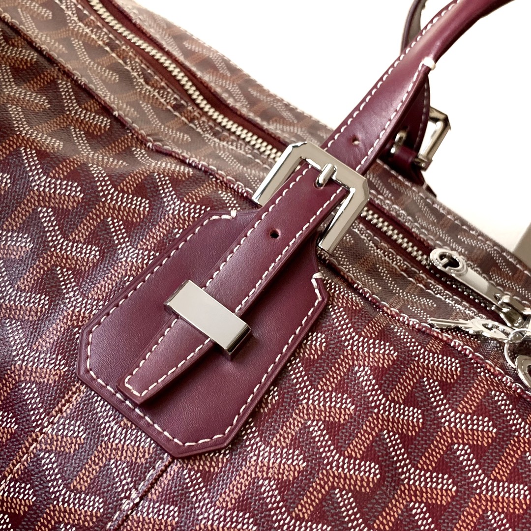 Goyard CROISIERE 手提包（长度50 厘米）就像一个蚕蛹 通过带挂锁的拉链来运输、保护和固定个人物品