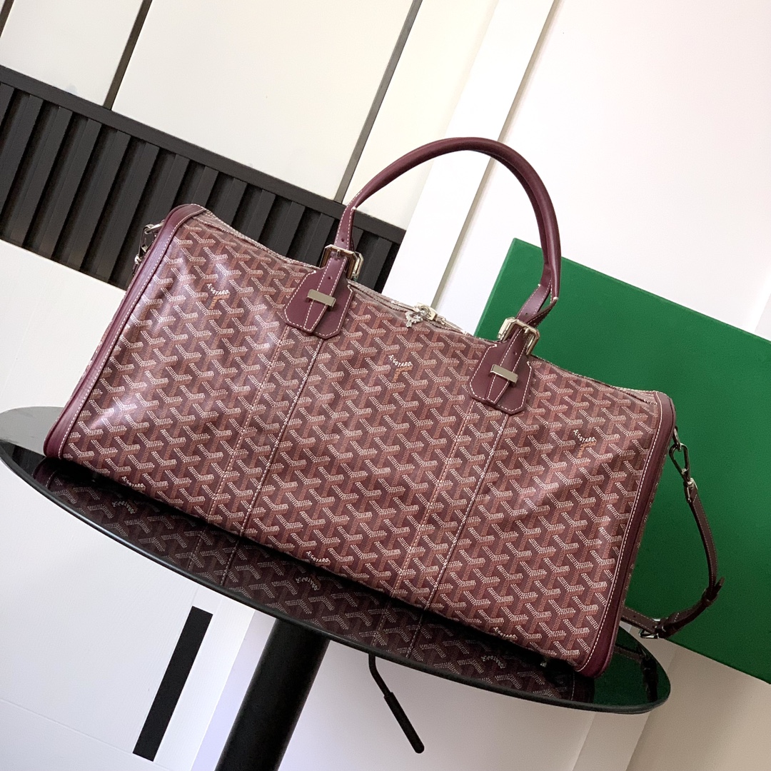 Goyard CROISIERE 手提包（长度50 厘米）就像一个蚕蛹 通过带挂锁的拉链来运输、保护和固定个人物品