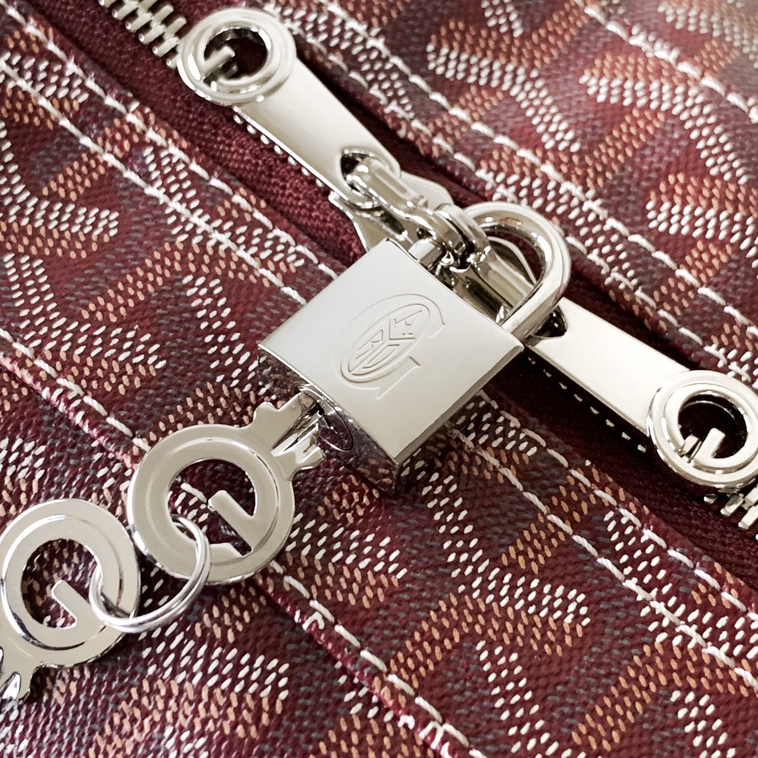 Goyard CROISIERE 手提包（长度50 厘米）就像一个蚕蛹 通过带挂锁的拉链来运输、保护和固定个人物品