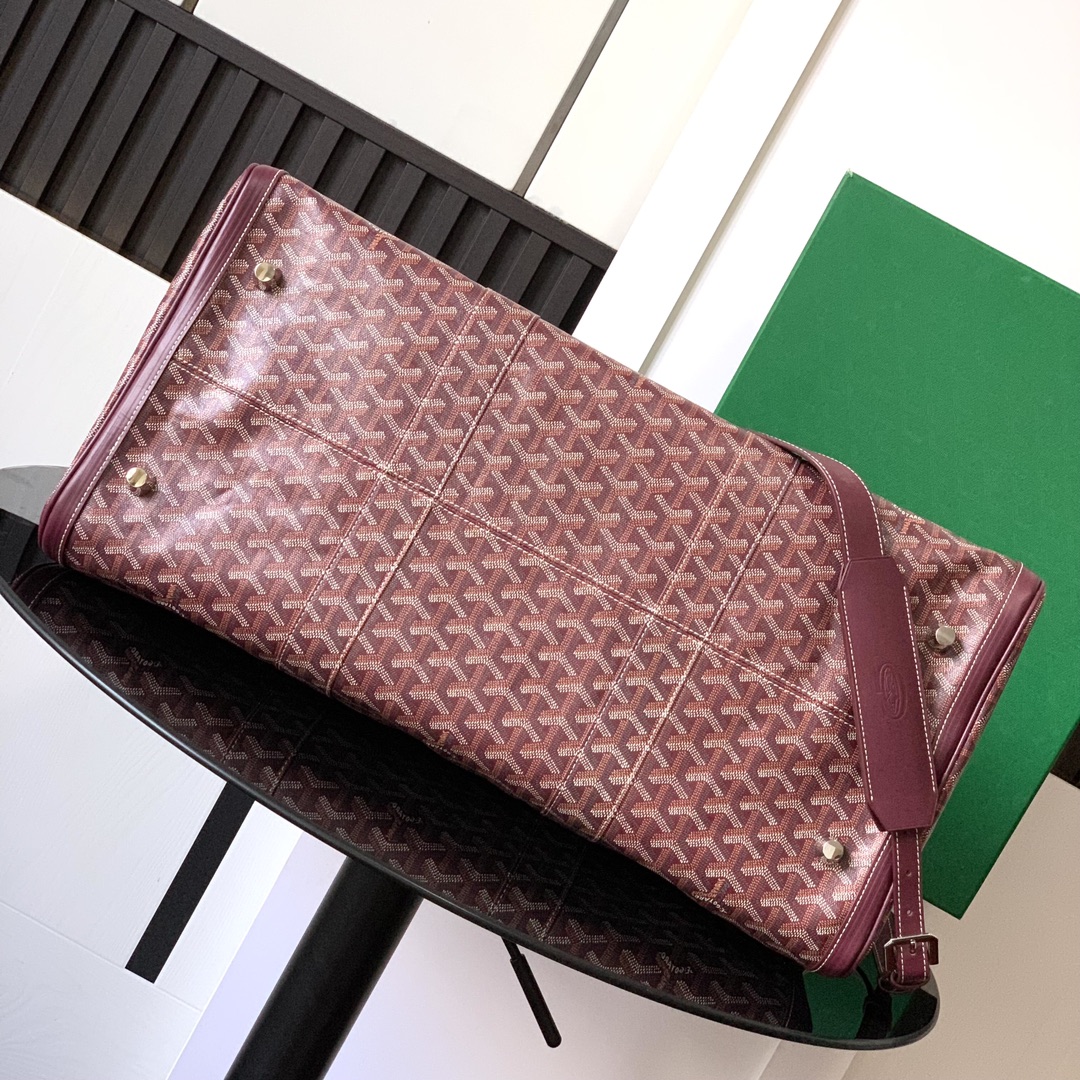 Goyard CROISIERE 手提包（长度50 厘米）就像一个蚕蛹 通过带挂锁的拉链来运输、保护和固定个人物品
