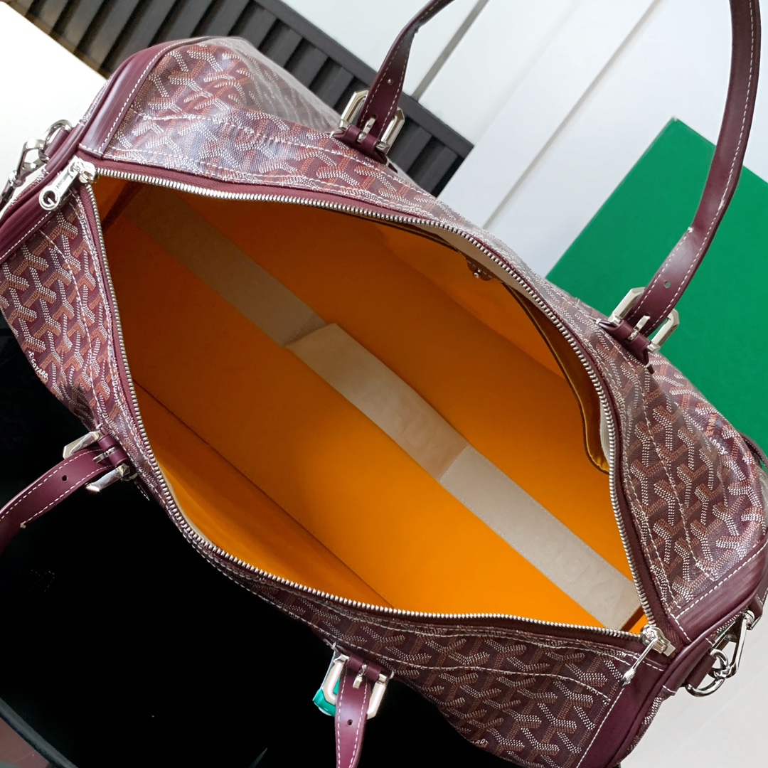 Goyard CROISIERE 手提包（长度50 厘米）就像一个蚕蛹 通过带挂锁的拉链来运输、保护和固定个人物品