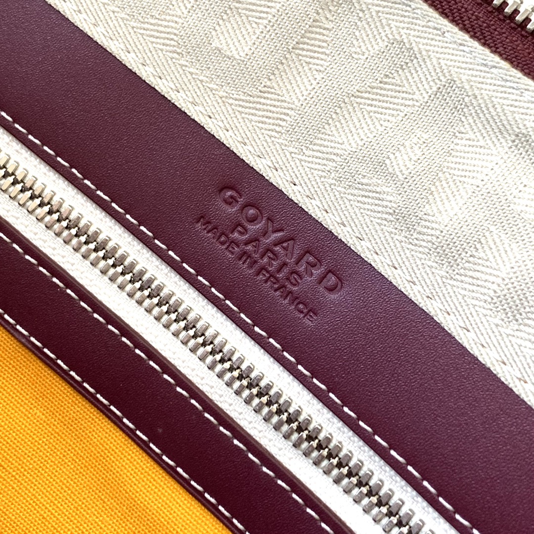 Goyard CROISIERE 手提包（长度50 厘米）就像一个蚕蛹 通过带挂锁的拉链来运输、保护和固定个人物品