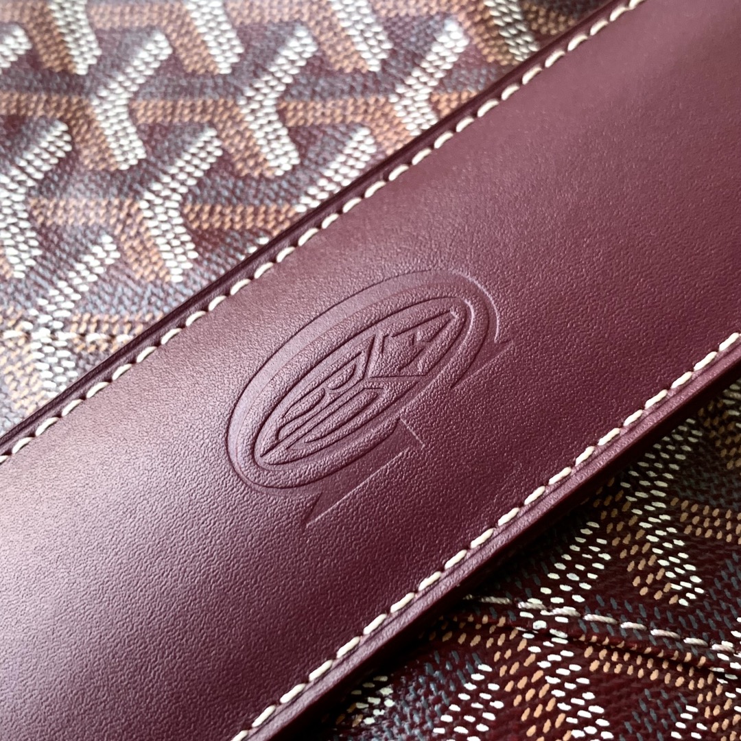 Goyard CROISIERE 手提包（长度50 厘米）就像一个蚕蛹 通过带挂锁的拉链来运输、保护和固定个人物品
