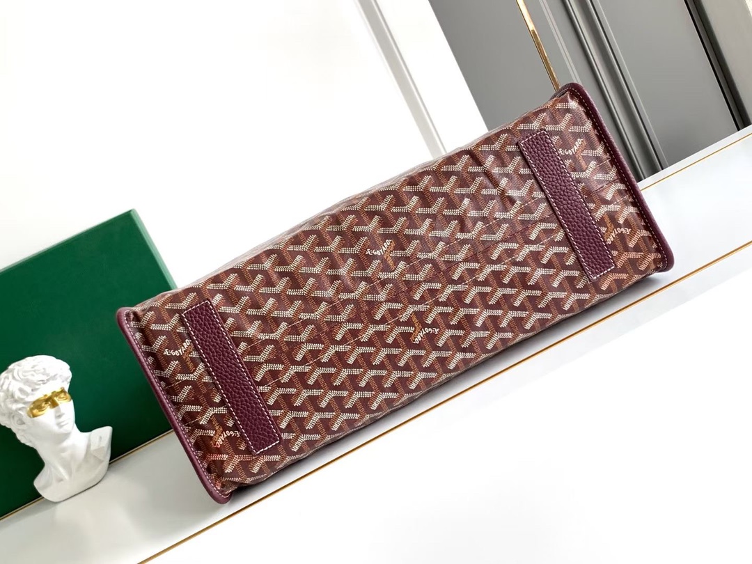 Goyard Hardy 小号包非常适合日常使用或作为公文包使用 因为它可以轻松容纳 A4 规格的文件