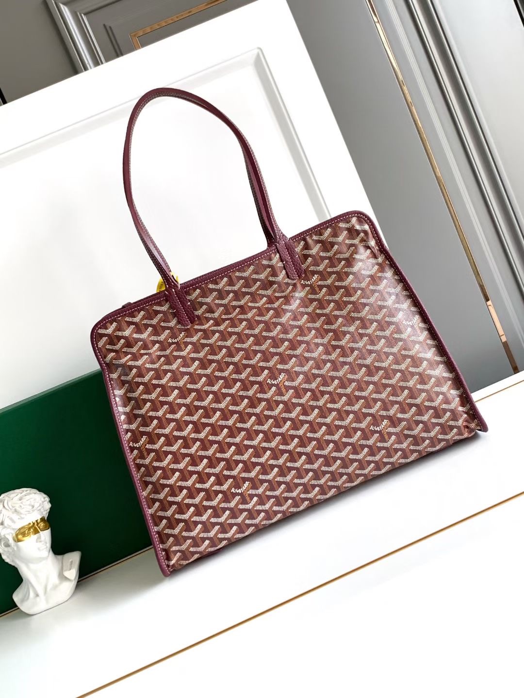 Goyard Hardy 小号包非常适合日常使用或作为公文包使用 因为它可以轻松容纳 A4 规格的文件