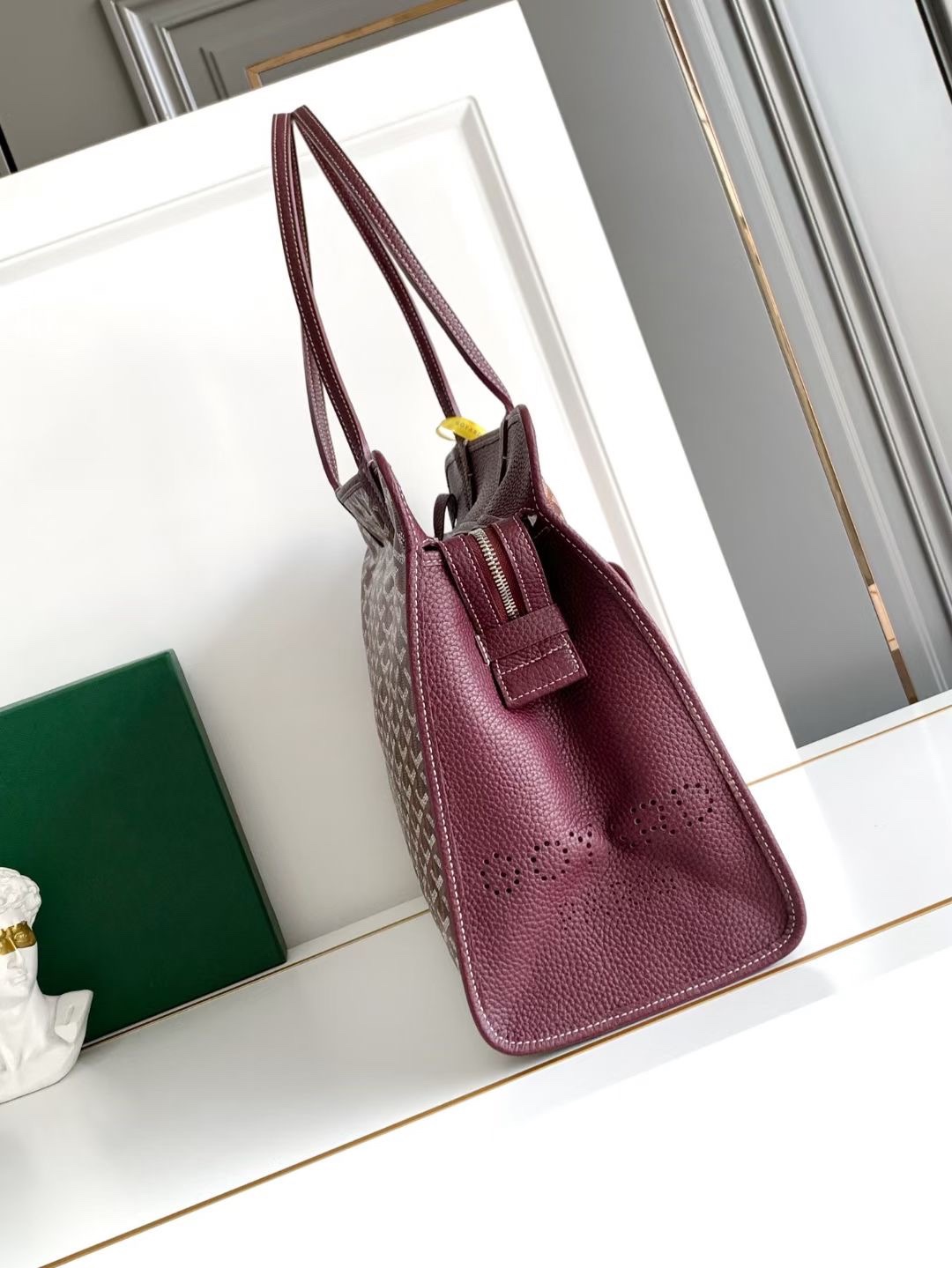 Goyard Hardy 小号包非常适合日常使用或作为公文包使用 因为它可以轻松容纳 A4 规格的文件