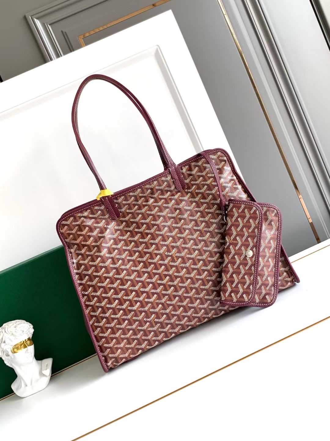 Goyard Hardy 小号包非常适合日常使用或作为公文包使用 因为它可以轻松容纳 A4 规格的文件