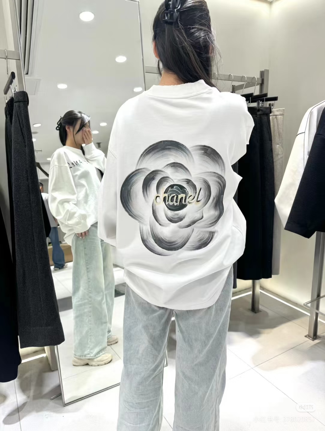 Chanel/香奈儿 手绘花 印花圆领卫衣
上身效果#