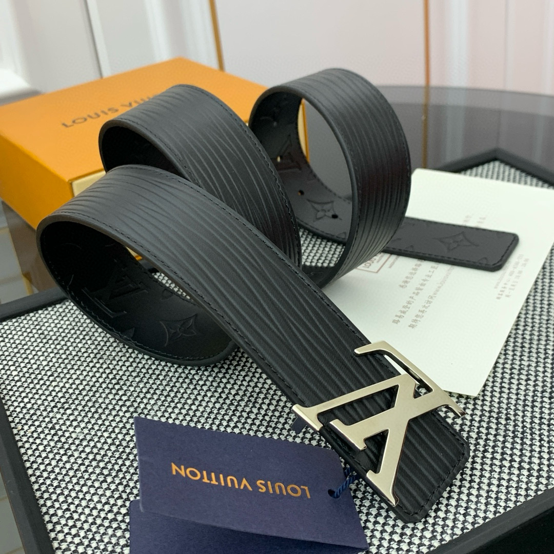 LV官网同步原单系列，宽度4.0cm 双面腰带拥有XL Epi皮革的较大粒面纹理，以移印工艺压花，翻转即