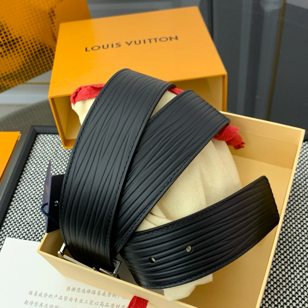 LV官网同步原单系列，宽度4.0cm 双面腰带拥有XL Epi皮革的较大粒面纹理，以移印工艺压花，翻转即