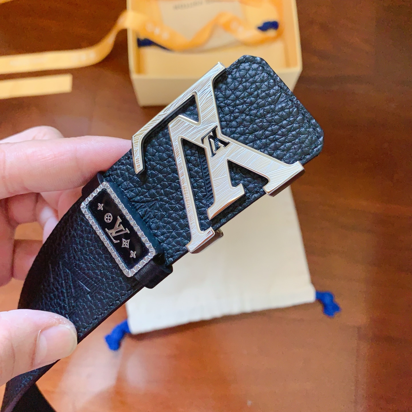 💯💯💯 [红包] 💰300🎗配送正版礼品包装，LV路易威登正版开模官网同步精品，高端定制专供，精品钢扣锻造，真空电镀打磨 💯 原单看图看细节，👍👍🔍带宽3.8Cm，🎁全套包装！高清实拍大图，保质保量💯💯💯