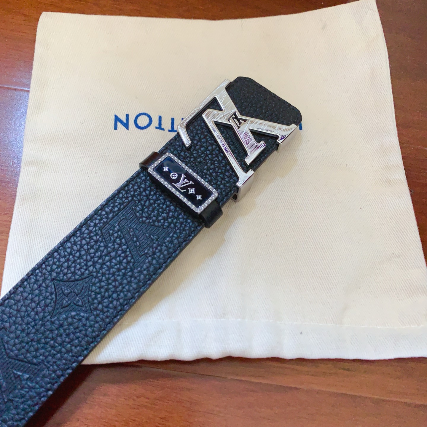 💯💯💯 [红包] 💰300🎗配送正版礼品包装，LV路易威登正版开模官网同步精品，高端定制专供，精品钢扣锻造，真空电镀打磨 💯 原单看图看细节，👍👍🔍带宽3.8Cm，🎁全套包装！高清实拍大图，保质保量💯💯💯