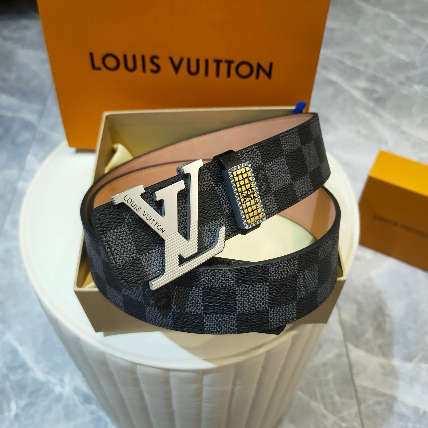 💯💯💯💰 290，LV路易威登高端私货专供，正版开模 此款腰带采用意大利原厂定制进口磨砂底带身 修边新款精密电镀标志性五金搭扣 对版专柜足宽40mm 实物拍摄，品质保真💯💯💯