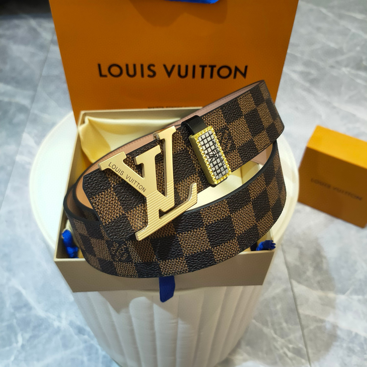 💯💯💯💰 290，LV路易威登高端私货专供，正版开模 此款腰带采用意大利原厂定制进口磨砂底带身 修边新款精密电镀标志性五金搭扣 对版专柜足宽40mm 实物拍摄，品质保真💯💯💯