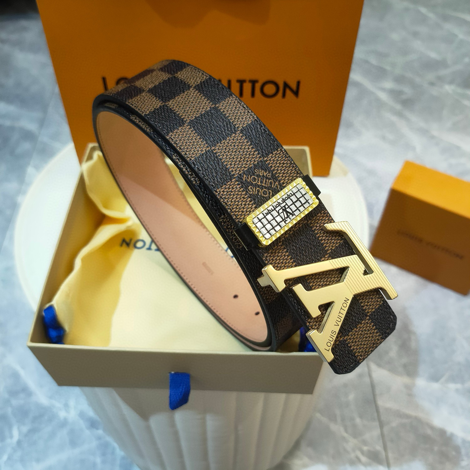 💯💯💯💰 290，LV路易威登高端私货专供，正版开模 此款腰带采用意大利原厂定制进口磨砂底带身 修边新款精密电镀标志性五金搭扣 对版专柜足宽40mm 实物拍摄，品质保真💯💯💯