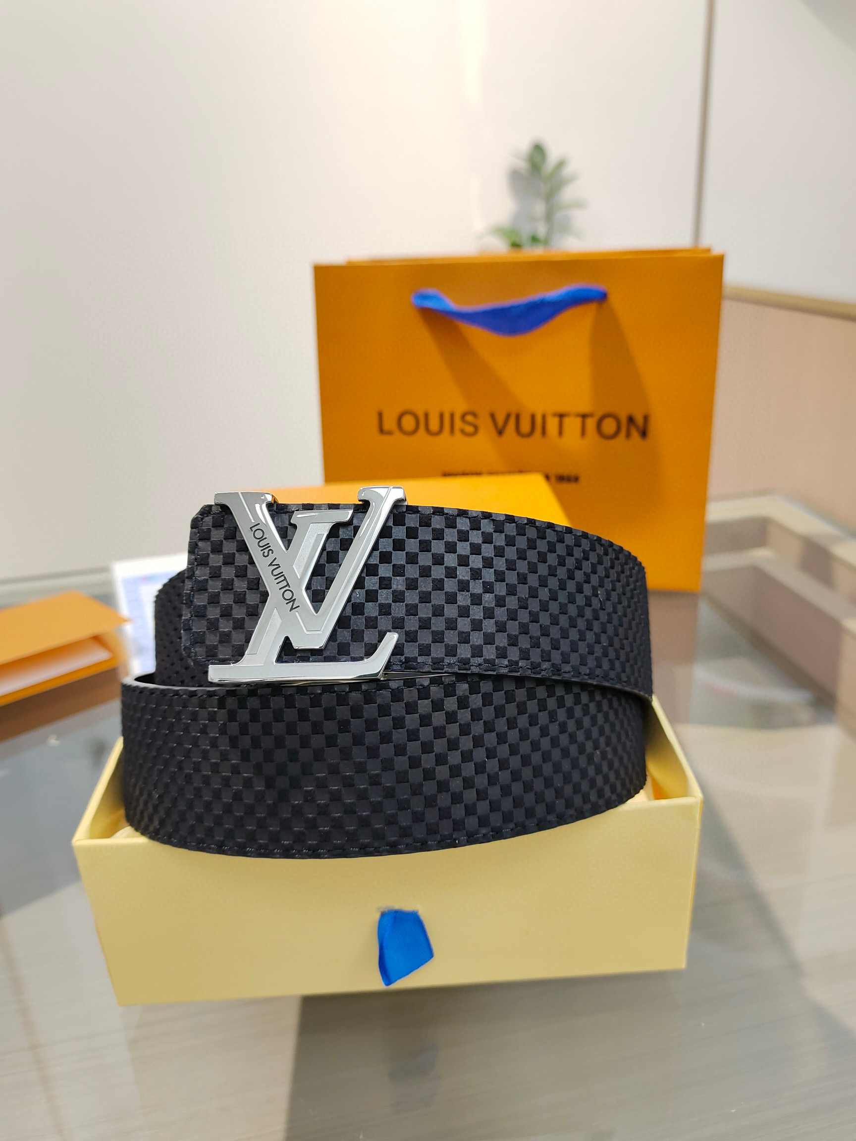 💯💯💯,LV经典版型,新款男士腰带:经典原单品质,意大利进口小米格皮料,搭配精品纯钢五金,精工制作,实物拍摄,高端奢华,宽度4.0cm💯💯💯