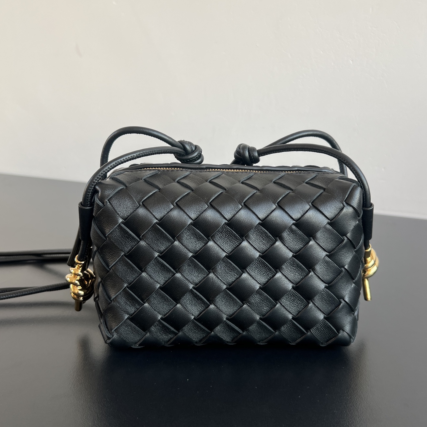 Сумка Bottega Veneta Loop из черной кожи