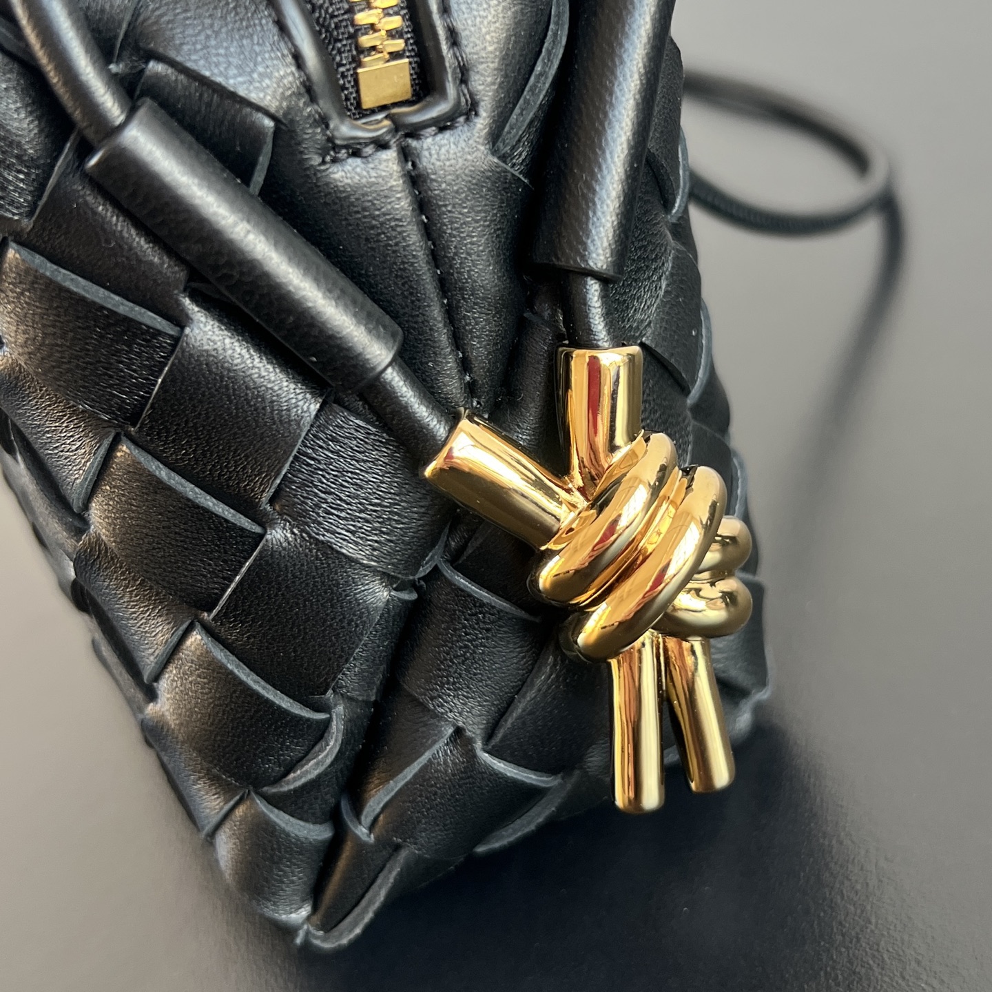 Сумка Bottega Veneta Loop из черной кожи
