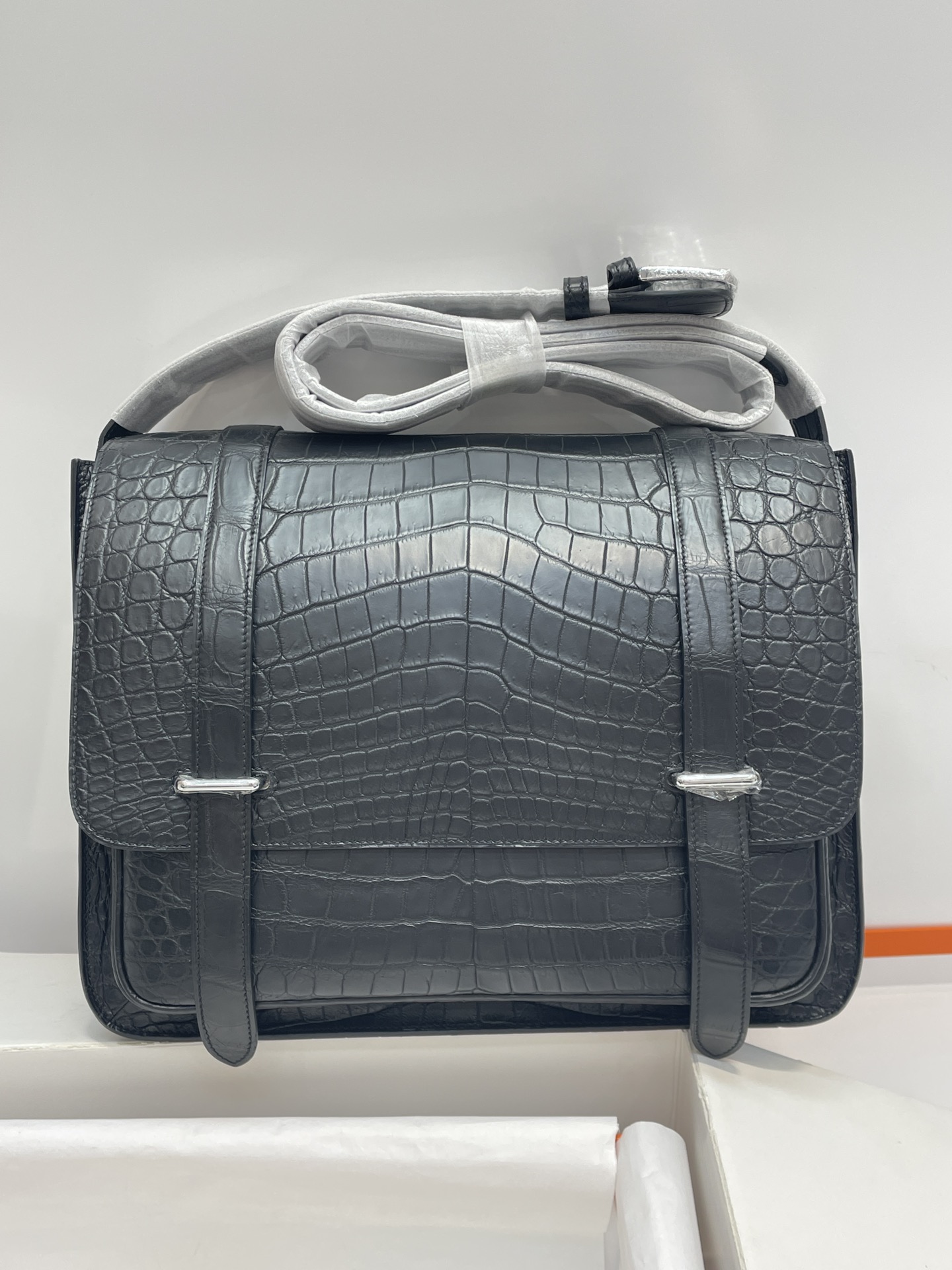 Hermès [Same as H Family] Hermes Crocodile Belly Portable Briefcase! Selected imported matte matte crocodile belly, sheepskin lining! Wax thread