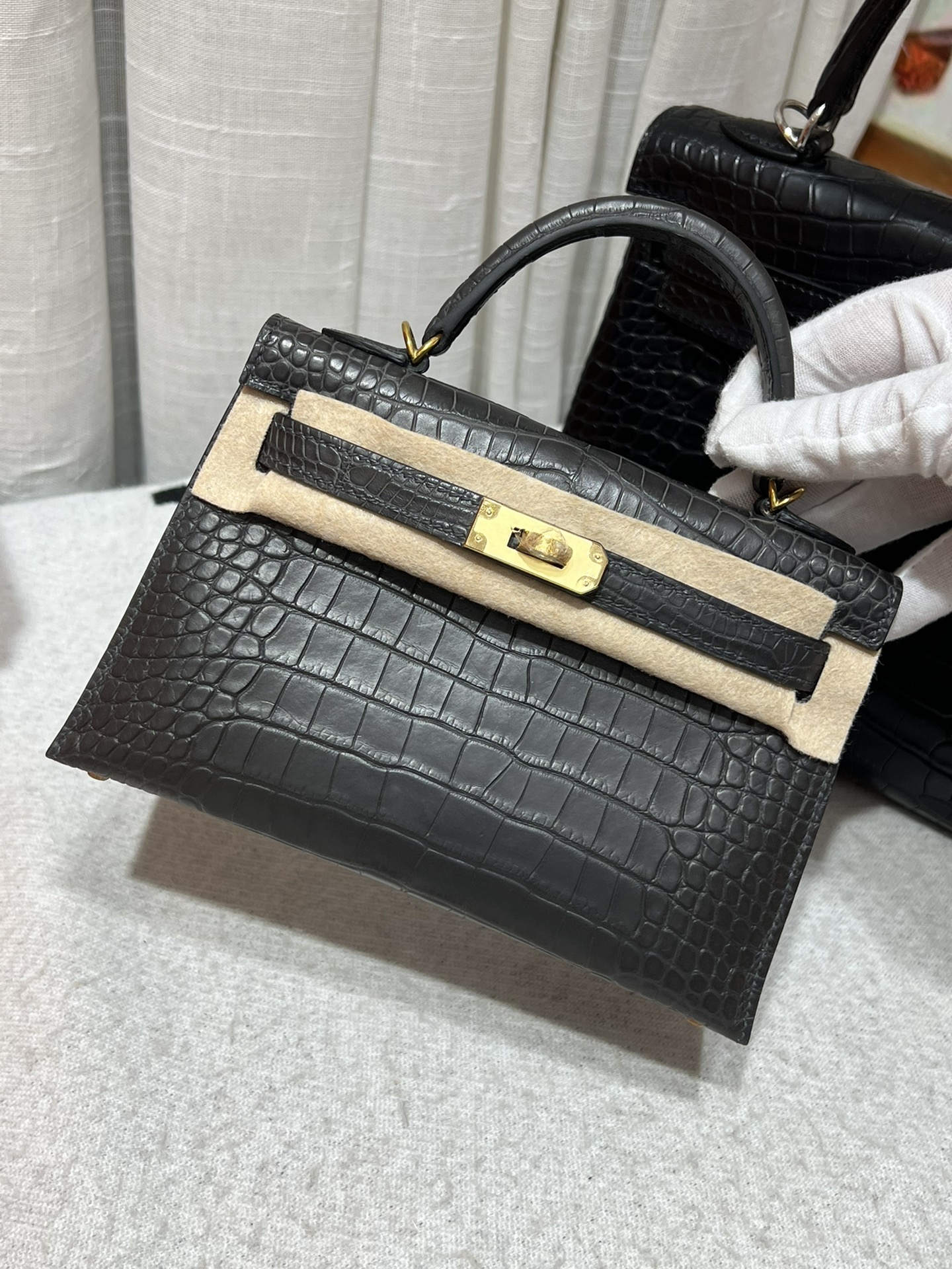 NO:698314,Graphite gray gold buckle, high-end goods, complete set of hand-made nails, Kelly second generation 19CM. Imported American crocodile, Z version, correct belly!  The texture particles are plump and round!  ,Hermes,hermes,Hermes,19860909石墨灰金扣 高端好货 全套手工钉 凯莉二代19CM.进口美洲鳄,对版Z,正肚皮！纹理颗粒饱满圆润！,爱马仕,hermes,Hermes,,Bag