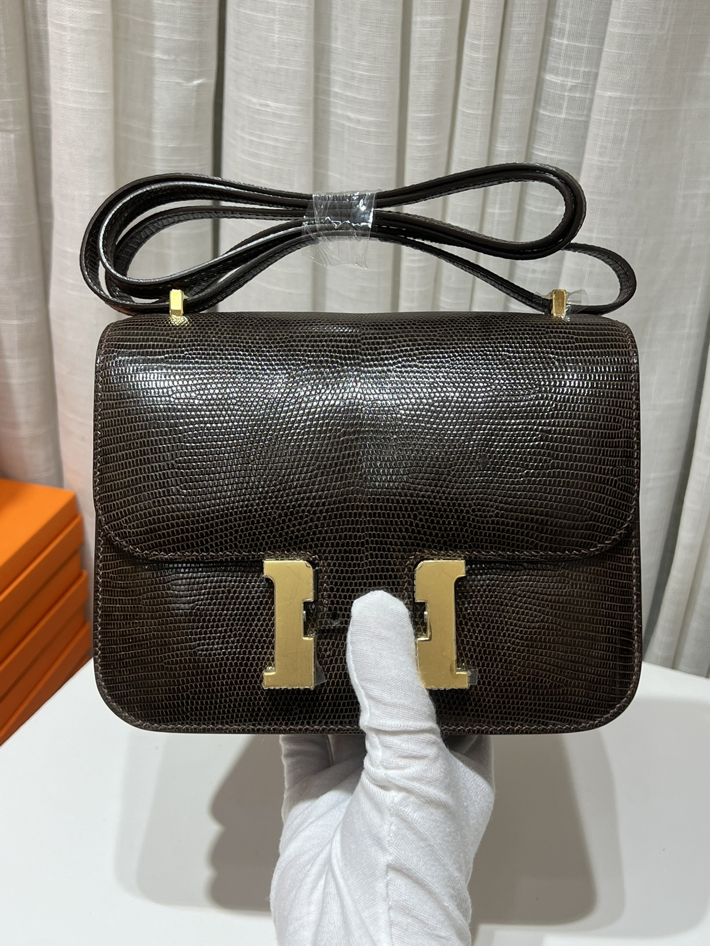 NO:698227,Ebony gold buckle Kangkang 19CM. Available from stock. hc first-class imported lizard skin, top-grade hand-sewn. Five small pieces of leather to make one, Hermes, hermes, Hermes,19860909乌木色金扣 康康19CM.现货供应 hc一级进口蜥蜴皮,顶级手工缝制 五张小皮做一个,爱马仕,hermes,Hermes,,Bag