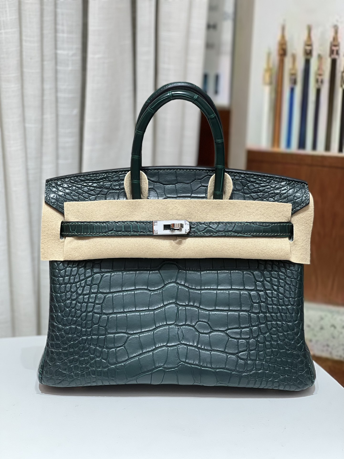 NO:700748,Platinum 25CM. Pine and cypress green silver buckle hc imported pure water-dyed American crocodile belly material, 3 fish pairs Z sheepskin lining, full set of hand-made nails, top hand-stitching technology, full stitching inside and outside, Hermes, hermes, sheepskin, Hermes,19860909铂金25CM. 松柏绿银扣 hc进口纯水染美洲鳄正肚皮开料,3条鱼对版Z 羊皮内里,全套手工钉,顶级手缝工艺,里外全缝,爱马仕,hermes,sheepskin,Hermes,,Bag