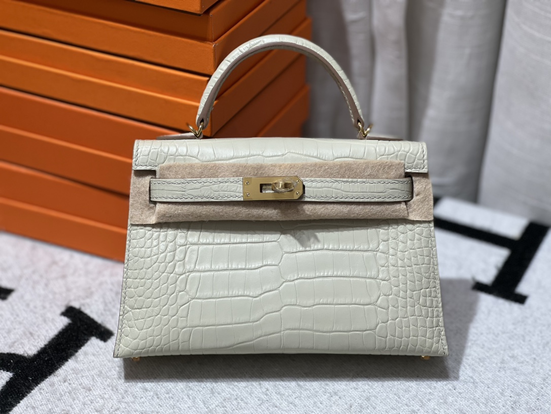 NO:698312,Glacier platinum buckle, high-end goods, full set of hand-made nails, Kelly second generation 19CM. Imported American crocodile, version Z, pure water dyeing, correct belly!  The texture particles are plump and round!  ,Hermes,hermes,Hermes,19860909冰川白金扣 高端好货 全套手工钉 凯莉二代19CM.进口美洲鳄,对版Z,纯水染 正肚皮！纹理颗粒饱满圆润！,爱马仕,hermes,Hermes,,Bag