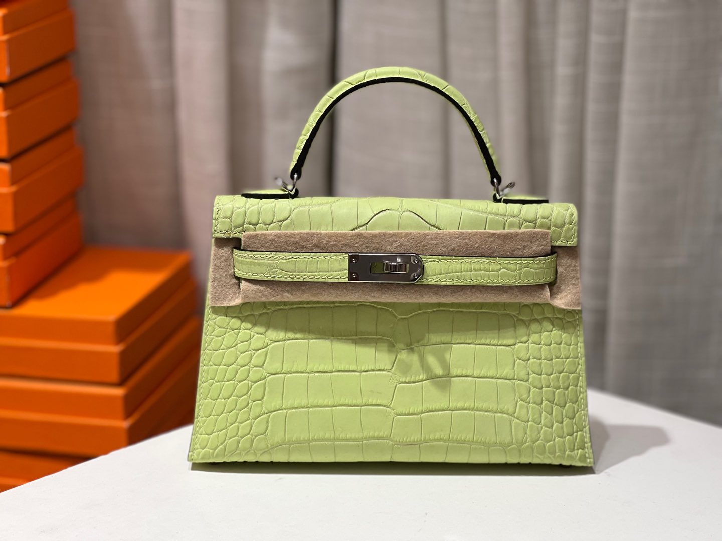 NO:698316,Young sprout green silver buckle Kelly second generation 19CM. Made of imported water-dyed American crocodile, pattern cutting, sheepskin lining imported from Italy, top hand sewing, full set of hand-made nails, real-shot spot texture, Hermes, hermes, sheepskin, Hermes,19860909嫩芽绿银扣 凯莉二代19CM.进口水染美洲鳄制作,对版开料,意大利进口羊皮内里,顶级手缝 全套手工钉 实拍现货纹理,爱马仕,hermes,sheepskin,Hermes,,Bag