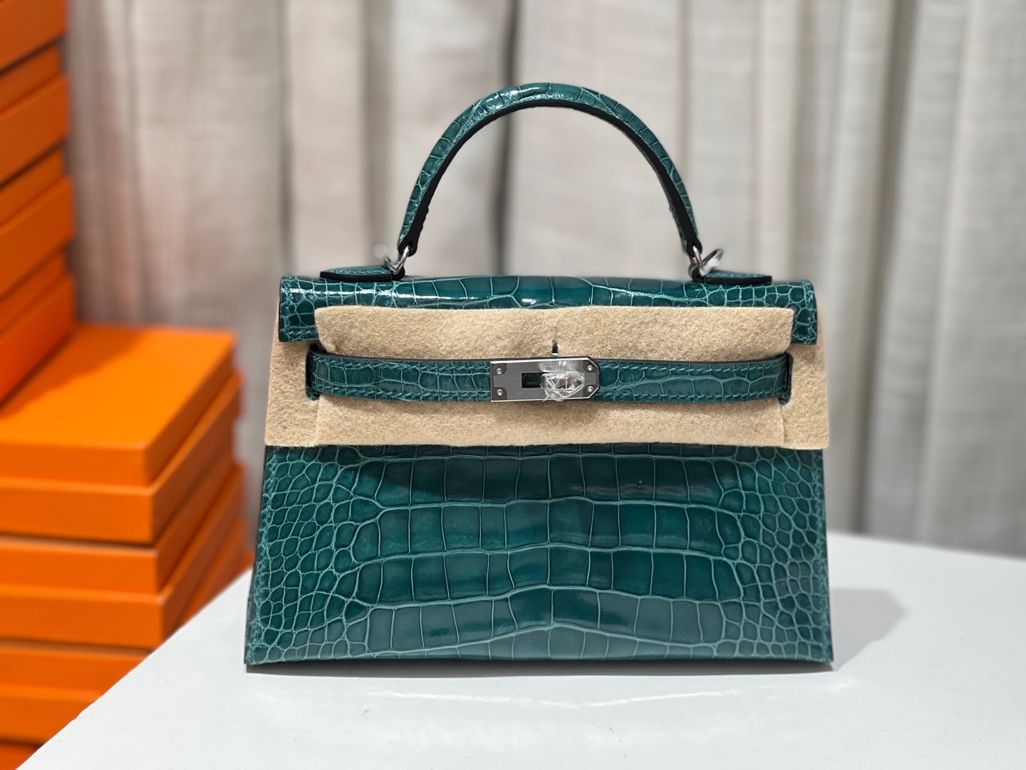 NO:698335,Silver buckle Kelly second generation 19CM. Made of imported high-gloss American crocodile, plate cutting, imported sheepskin lining from Italy, top-quality hand-stitching, full set of hand-made nails, real-shot texture, Hermes, hermes, sheepskin, Hermes,19860909银扣 凯莉二代19CM.进口高光美洲鳄制作,对版开料,意大利进口羊皮内里,顶级手缝 全套手工钉 实拍现货纹理,爱马仕,hermes,sheepskin,Hermes,,Bag