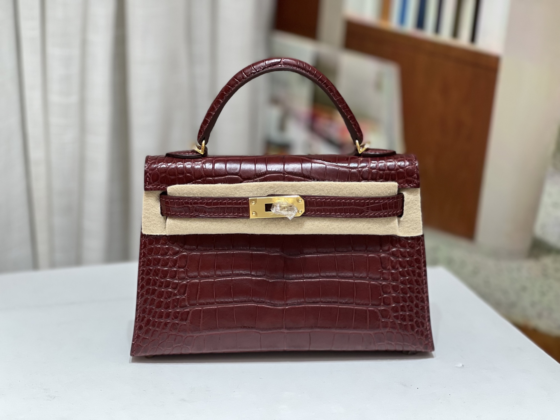 NO:698322,Kelly 2nd Generation 19CM. Made from imported American crocodile, cut to pattern, lining imported from Italy, sheepskin, top-grade hand-stitched, full set of hand-stitched, real-shot texture, Hermes, hermes, sheepskin, Hermes,19860909凯莉二代19CM. 进口美洲鳄制作,对版开料,意大利进口羊皮内里,顶级手缝 全套手工钉 实拍现货纹理,爱马仕,hermes,sheepskin,Hermes,,Bag