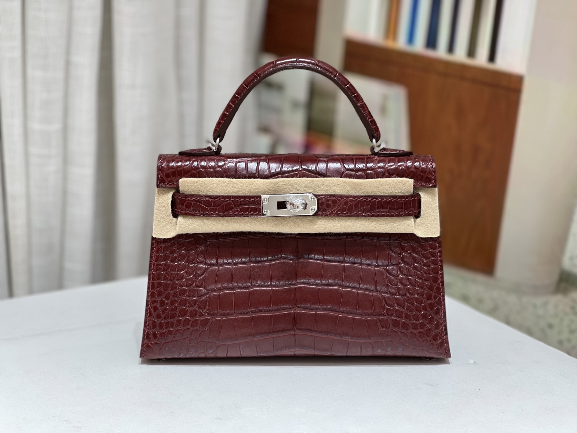 NO:698295,Kelly second generation 19CM. Silver buckle, made from imported American crocodile, cut to pattern, imported Italian sheepskin lining, top hand stitching, full set of hand-made nails, real stock texture, Hermes, hermes, sheepskin, Hermes,19860909凯莉二代19CM.银扣 进口美洲鳄制作,对版开料,意大利进口羊皮内里,顶级手缝 全套手工钉 实拍现货纹理,爱马仕,hermes,sheepskin,Hermes,,Bag