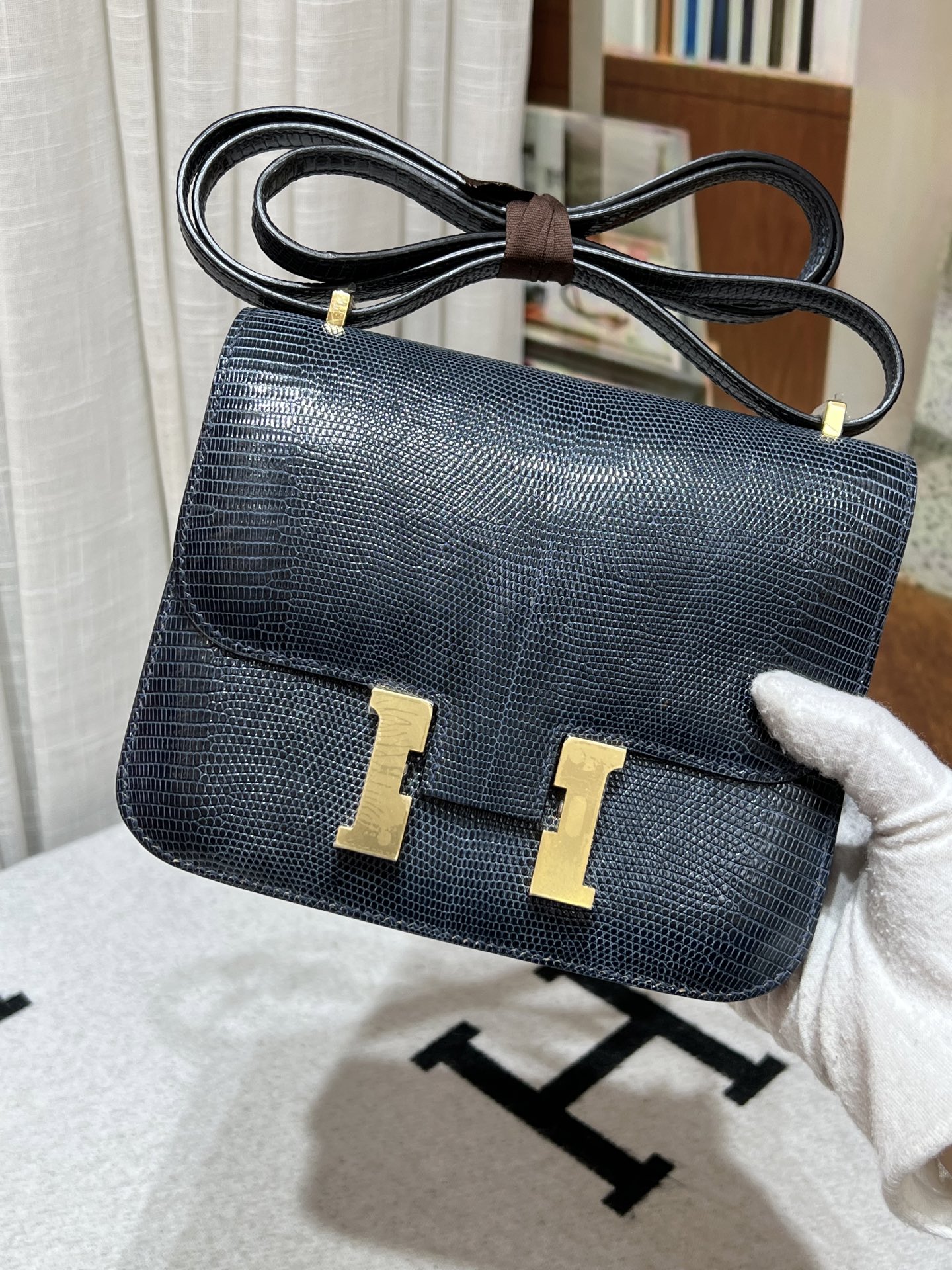 NO:698224,Kangkang 19 full set of handmade nails, storm blue gold buckle, hc imported lizard skin, real shot gold buckle, 5 pieces of skin, make a bag, the texture and leather surface are super beautiful, top hand sewing technology, Hermes, Hermes, Hermes,19860909康康19 全套手工钉 风暴蓝金扣 hc进口蜥蜴皮 实拍金扣 5张皮 做一个包 纹理和皮面都超级漂亮 顶级手缝工艺,爱马仕,hermes,Hermes,,Bag
