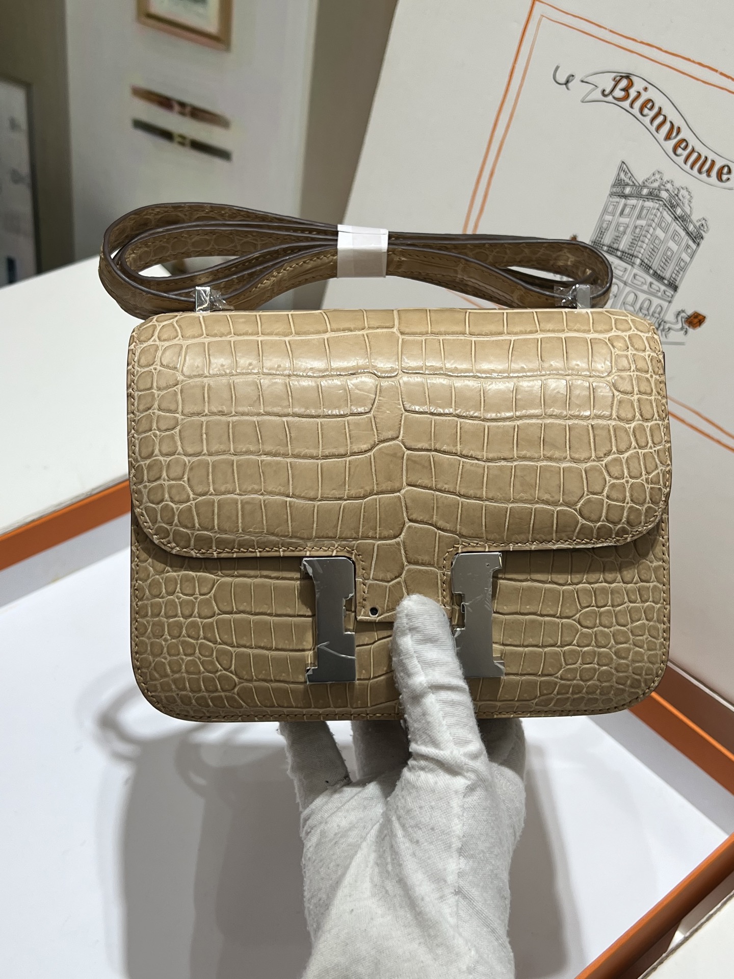 NO:699818,Dust color silver buckle Kangkang 19CM. Hc imported crocodile, matte crocodile leather, hand-sewn with top wax thread!  Real shot texture,Hermes,hermes,crocodile skin,Hermes,19860909尘埃色银扣 康康19CM. Hc进口湾鳄,雾面鳄鱼皮,顶级蜡线手工缝制！实拍纹理,爱马仕,hermes,crocodile skin,Hermes,,Bag