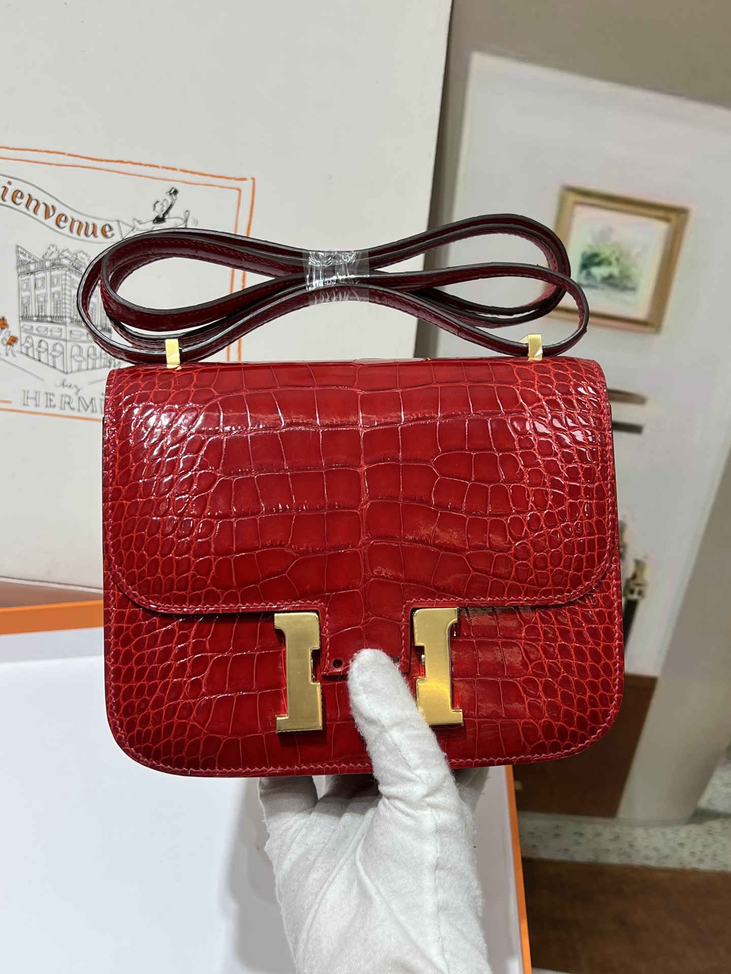 NO:851668,Big red gold buckle Kangkang 19CM. Hc imported American crocodile, high-gloss crocodile leather, hand-sewn with top wax thread!  Real shot texture,Hermes,hermes,crocodile skin,Hermes,19860909大红色金扣 康康19CM. Hc进口美洲鳄,高光鳄鱼皮,顶级蜡线手工缝制！实拍纹理,爱马仕,hermes,crocodile skin,Hermes,,Bag