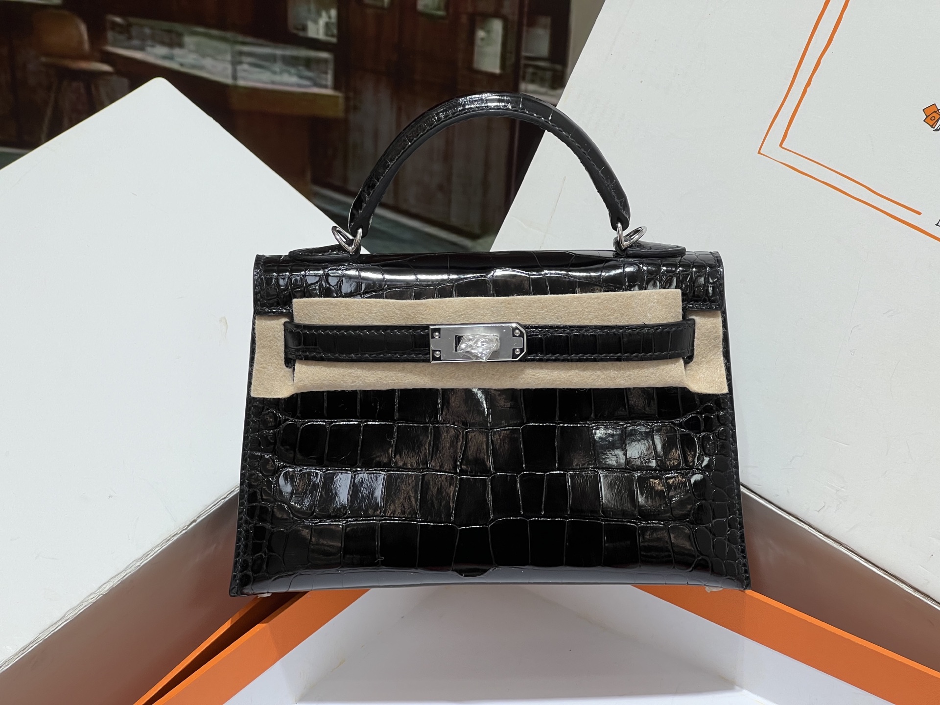 NO:698331,Kelly second generation 19CM. Silver buckle, black, full set of hand-made nails, top hand-stitching technology, hc imported American crocodile, Hermes, hermes, Hermes,19860909凯莉二代19CM. 银扣 黑色 全套手工钉,顶级手缝工艺 hc进口美洲鳄,爱马仕,hermes,Hermes,,Bag