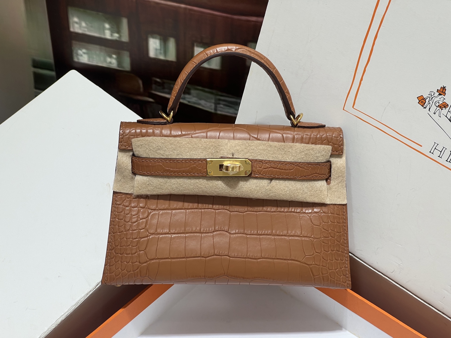 NO:698300,Golden brown gold buckle, high-end goods, full set of hand-made nails, Kelly second generation 19CM. Imported American crocodile, version Z, pure water dyeing, correct belly!  The texture particles are plump and round!  ,Hermes,hermes,Hermes,19860909金棕色金扣 高端好货 全套手工钉 凯莉二代19CM.进口美洲鳄,对版Z,纯水染 正肚皮！纹理颗粒饱满圆润！,爱马仕,hermes,Hermes,,Bag