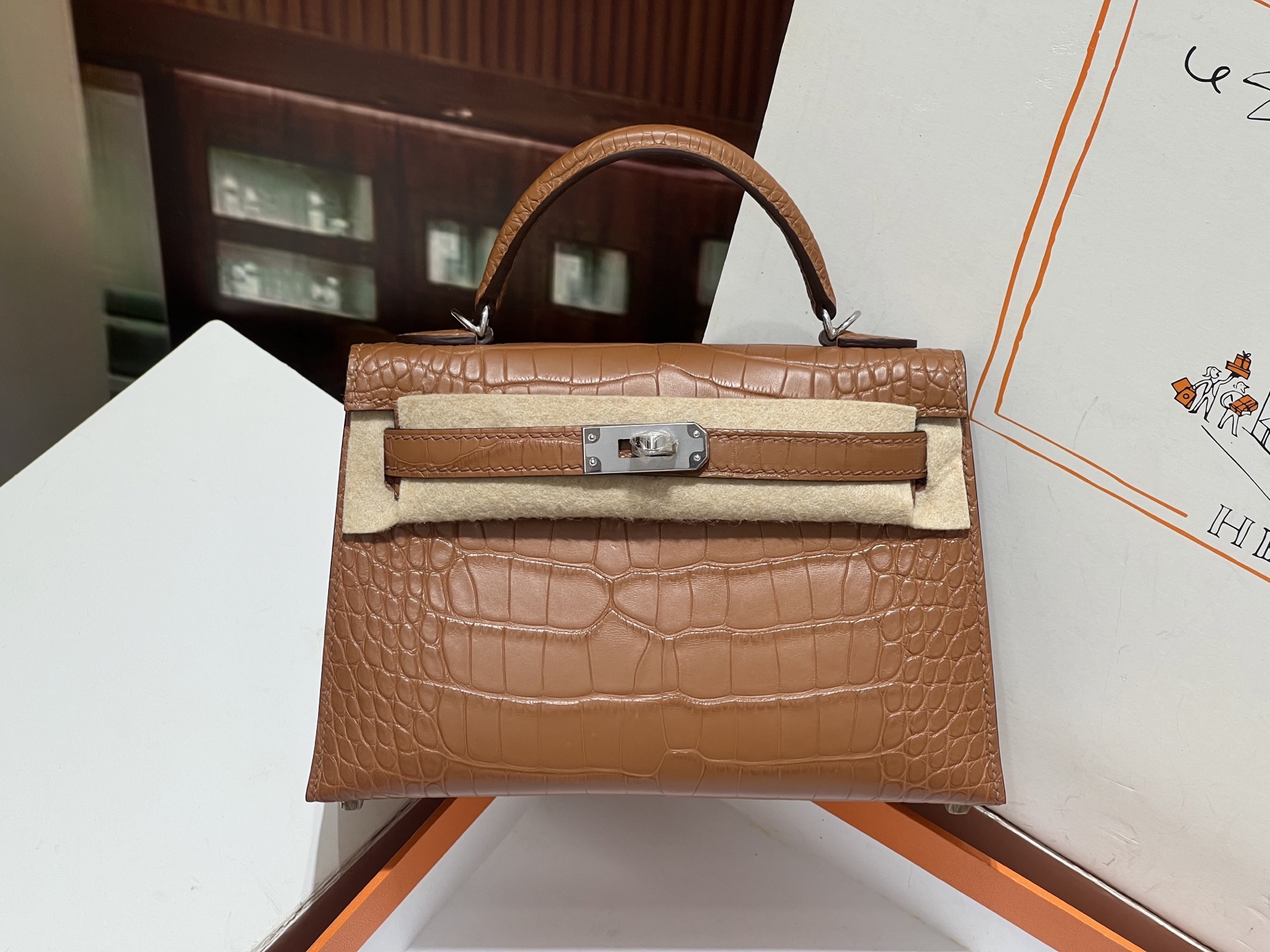 NO:698298,Golden brown silver buckle, high-end goods, full set of hand-made nails, Kelly second generation 19CM. Imported American crocodile, version Z, pure water dyeing, correct belly!  The texture particles are plump and round!  ,Hermes,hermes,Hermes,19860909金棕色银扣扣 高端好货 全套手工钉 凯莉二代19CM.进口美洲鳄,对版Z,纯水染 正肚皮！纹理颗粒饱满圆润！,爱马仕,hermes,Hermes,,Bag