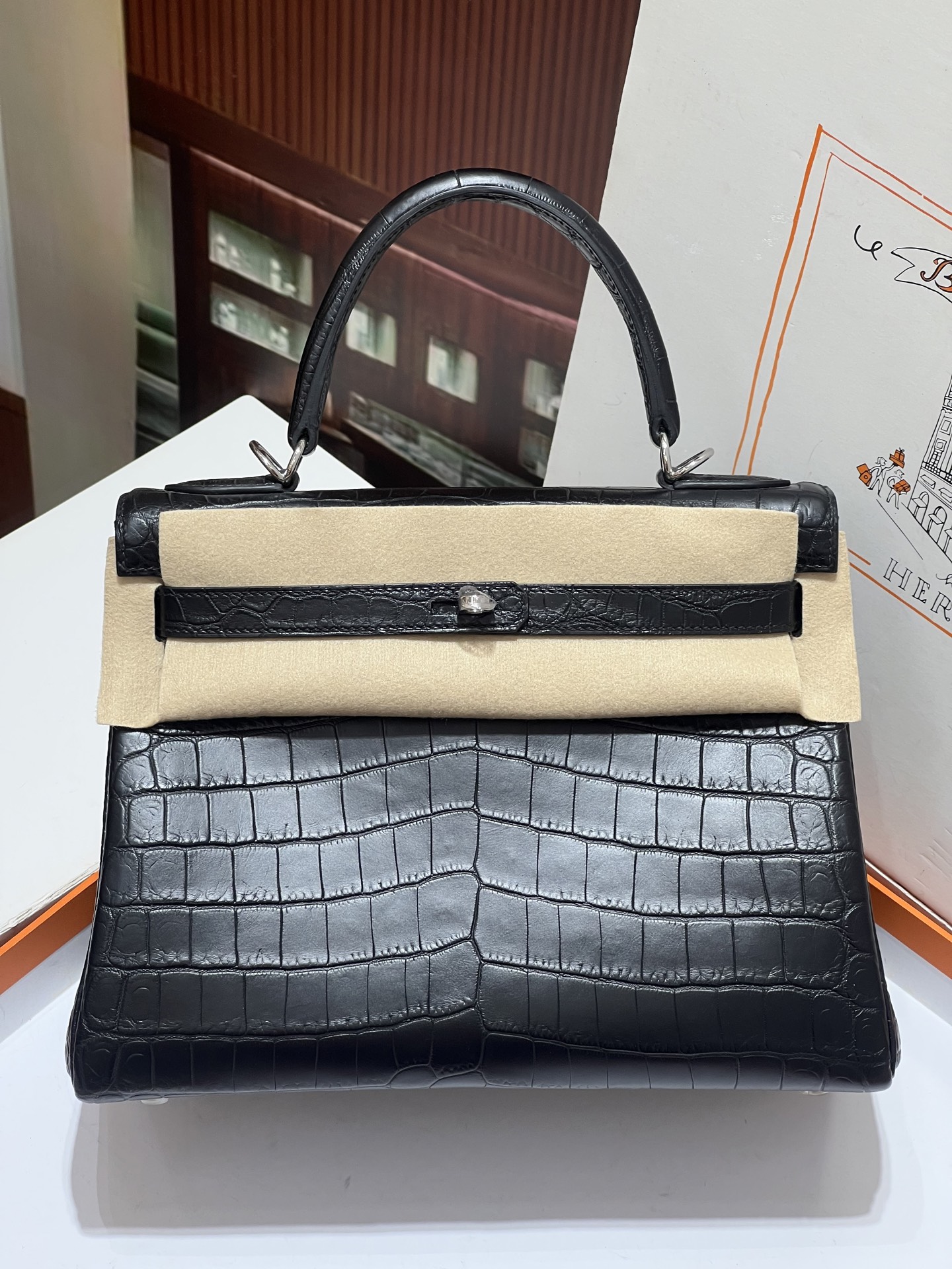 NO:698271,Kelly 28CM. Black silver buckle. Real-life Nile gold buckle imported from Singapore. The texture and leather surface are super beautiful. Top-notch hand-stitching craftsmanship. Hermes, Hermes, Hermes,19860909凯莉28CM.黑色银扣 新加坡进口尼罗实拍金扣 纹理和皮面都超级漂亮 顶级手缝工艺,爱马仕,hermes,Hermes,,Bag