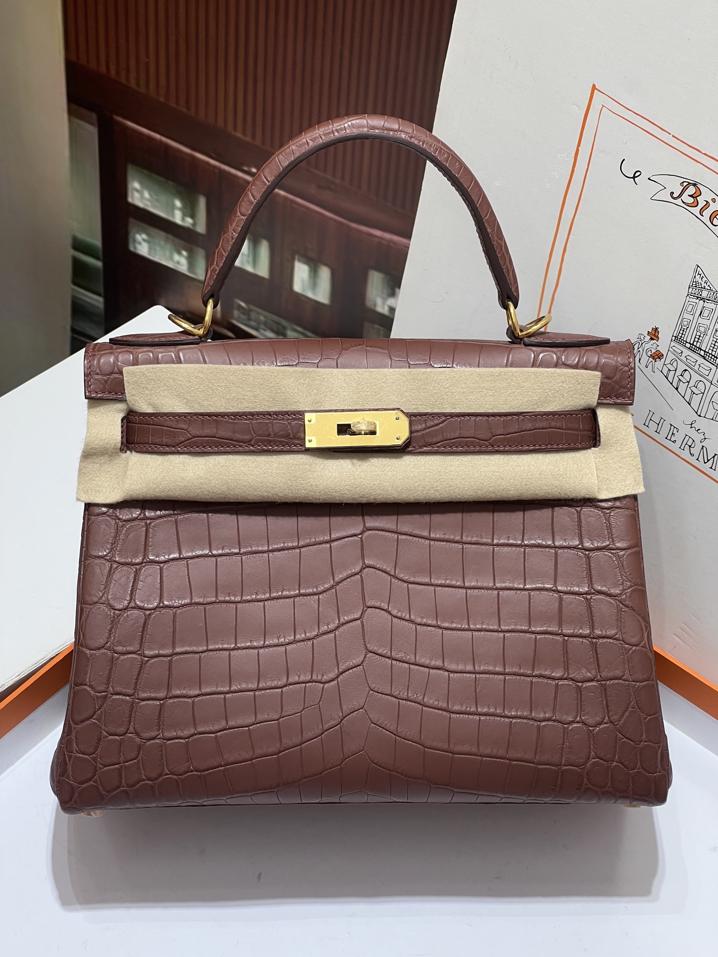 NO:698268,Kelly 28CM. Gold buckle. Real shot Nile gold buckle imported from Singapore. The texture and leather surface are super beautiful. Top hand sewing craftsmanship, Hermes, Hermes, Hermes,19860909凯莉28CM.金扣 新加坡进口尼罗实拍金扣 纹理和皮面都超级漂亮 顶级手缝工艺,爱马仕,hermes,Hermes,,Bag