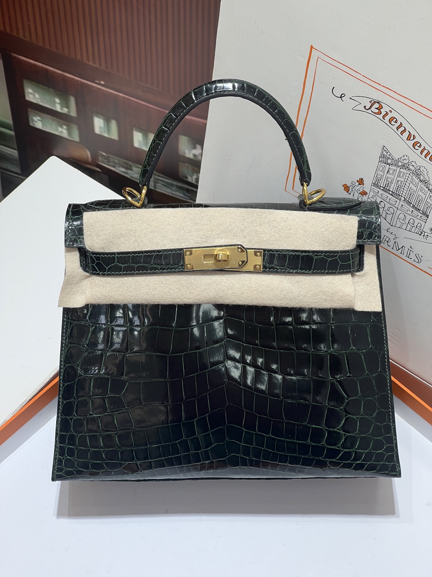 NO:700418,Kelly 28CM. Dark green gold buckle. Actual shot of high-gloss Nile crocodile imported from Singapore. The texture and leather surface are super beautiful. Top-notch hand-stitching craftsmanship, Hermes, Hermes,19860909凯莉28CM. 墨绿色金扣 新加坡进口高光尼罗鳄实拍 纹理和皮面都超级漂亮 顶级手缝工艺,爱马仕,hermes,Hermes,,Bag