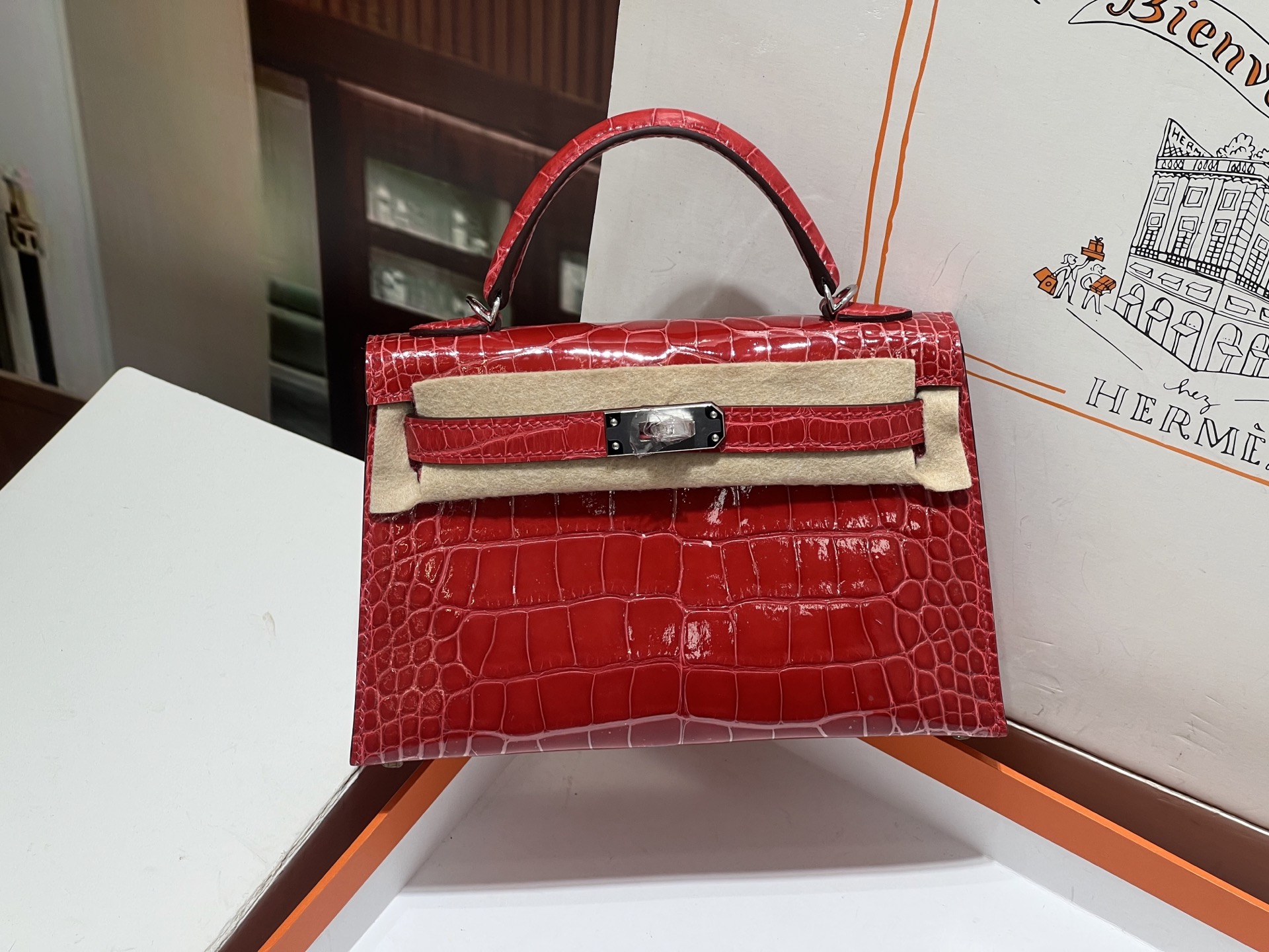NO:698320,Kelly second generation 19CM. Square crocodile, red silver buckle, full set of handmade nails, top hand sewing technology, hc imported American crocodile, Hermes, Hermes, Hermes,19860909凯莉二代19CM. 方块鳄 红色银扣 全套手工钉,顶级手缝工艺 hc进口美洲鳄,爱马仕,hermes,Hermes,,Bag