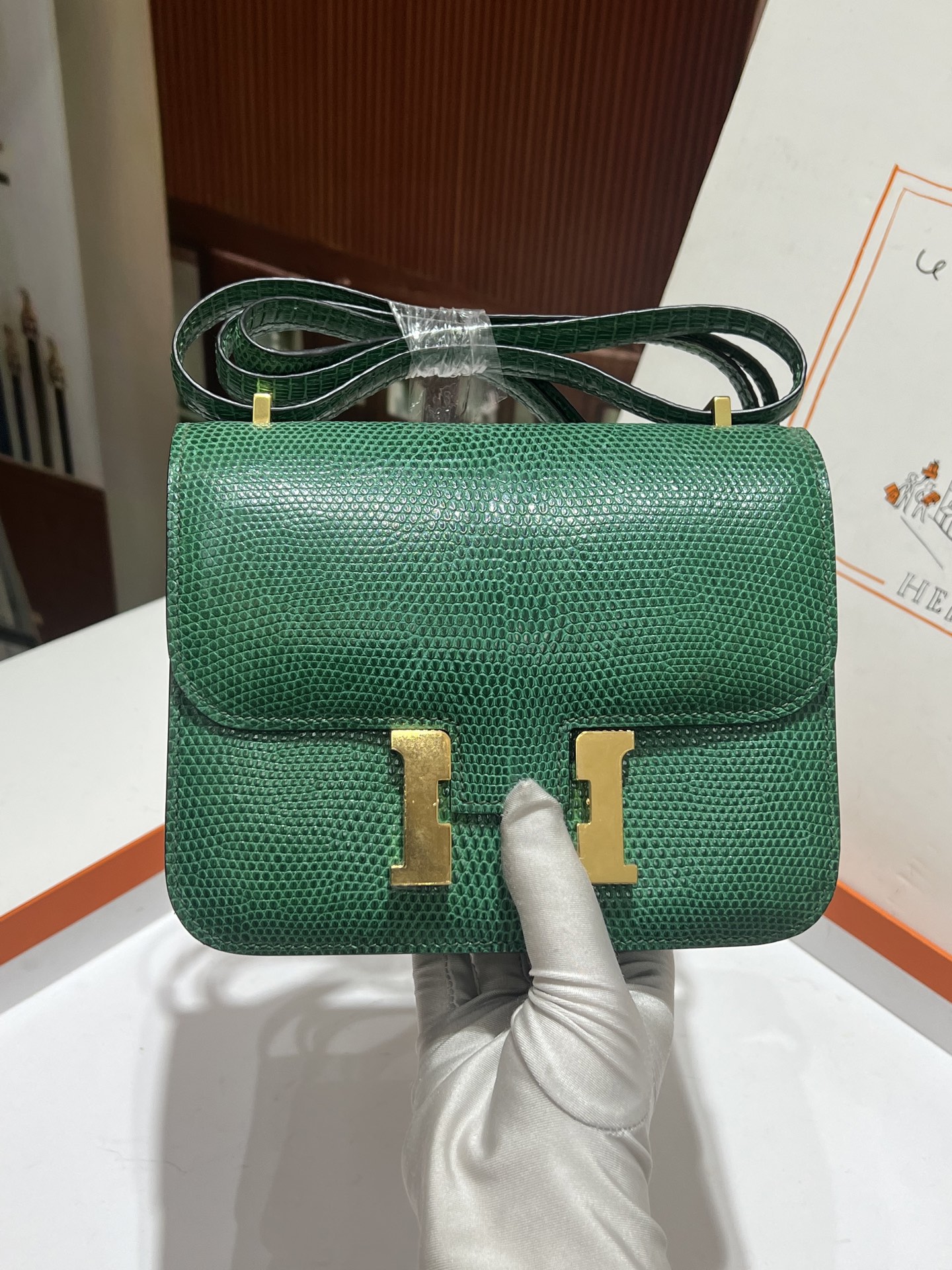 NO:700332,Kangkang 19 CM British green gold buckle HC imported lizard skin Real shot gold buckle 5 pieces of skin to make a bag The texture and leather surface are super beautiful Top hand sewing craftsmanship, Hermes, Hermes, Hermes,19860909康康19 CM 英国绿金扣 hc进口蜥蜴皮 实拍金扣 5张皮 做一个包 纹理和皮面都超级漂亮 顶级手缝工艺,爱马仕,hermes,Hermes,,Bag