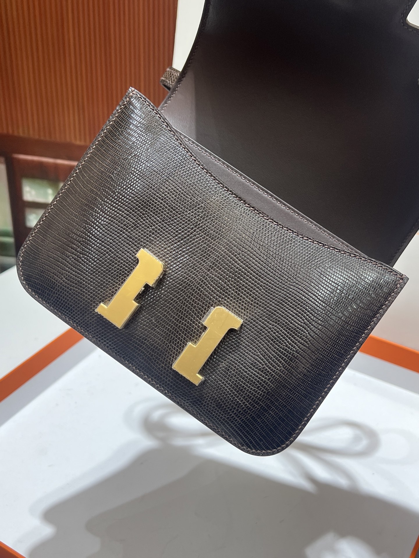 康康19 巧克力色金扣
hcp进口蜥蜴皮 实拍金扣 5张皮 做一个包 纹理和皮面都超级漂亮 顶级手缝工艺