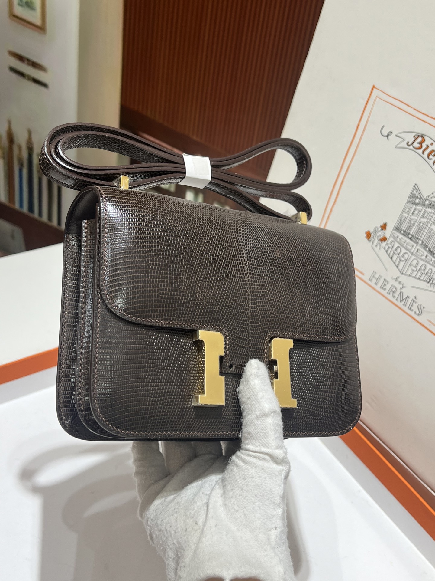 康康19 巧克力色金扣
hcp进口蜥蜴皮 实拍金扣 5张皮 做一个包 纹理和皮面都超级漂亮 顶级手缝工艺