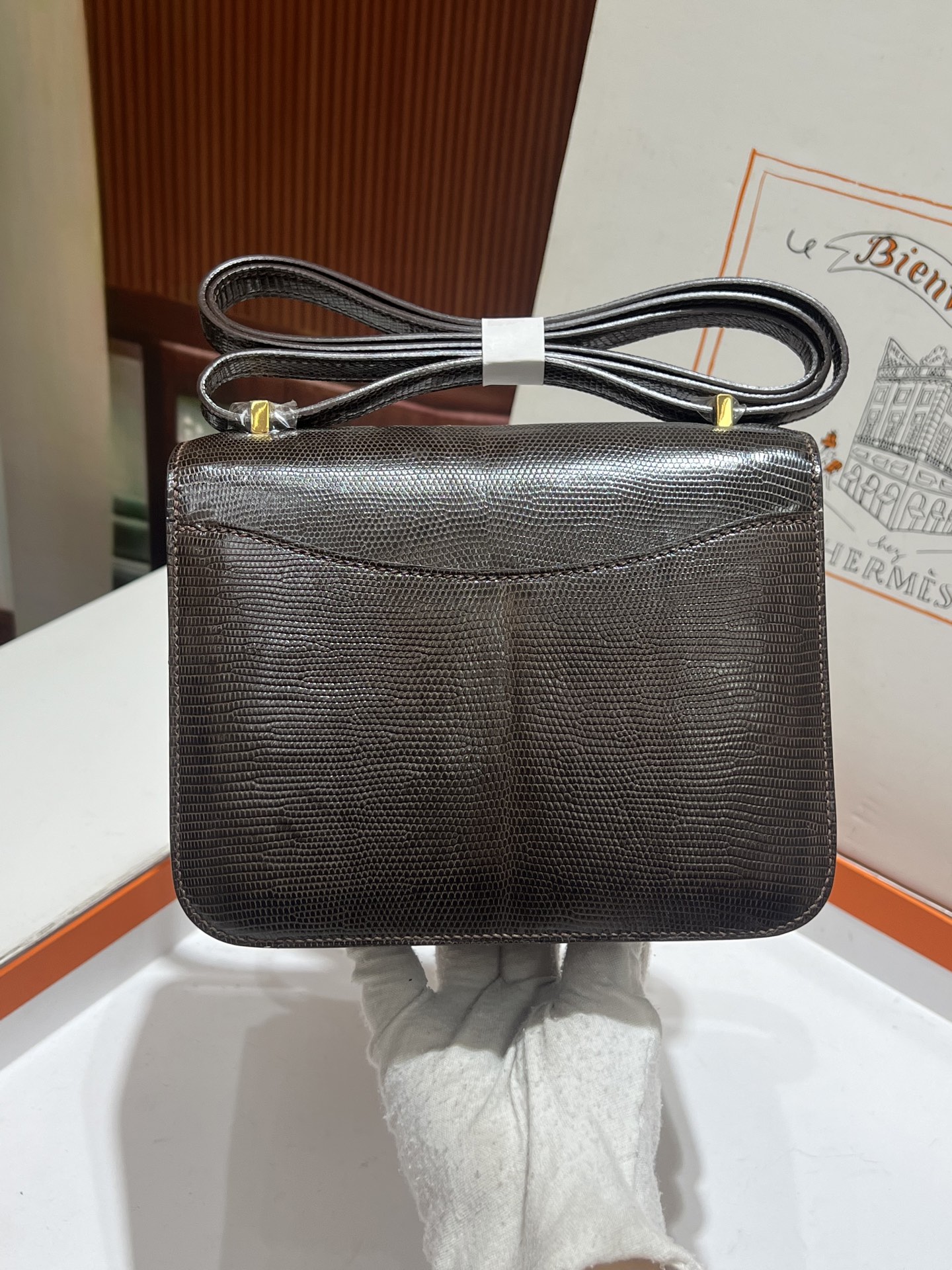 康康19 巧克力色金扣
hcp进口蜥蜴皮 实拍金扣 5张皮 做一个包 纹理和皮面都超级漂亮 顶级手缝工艺