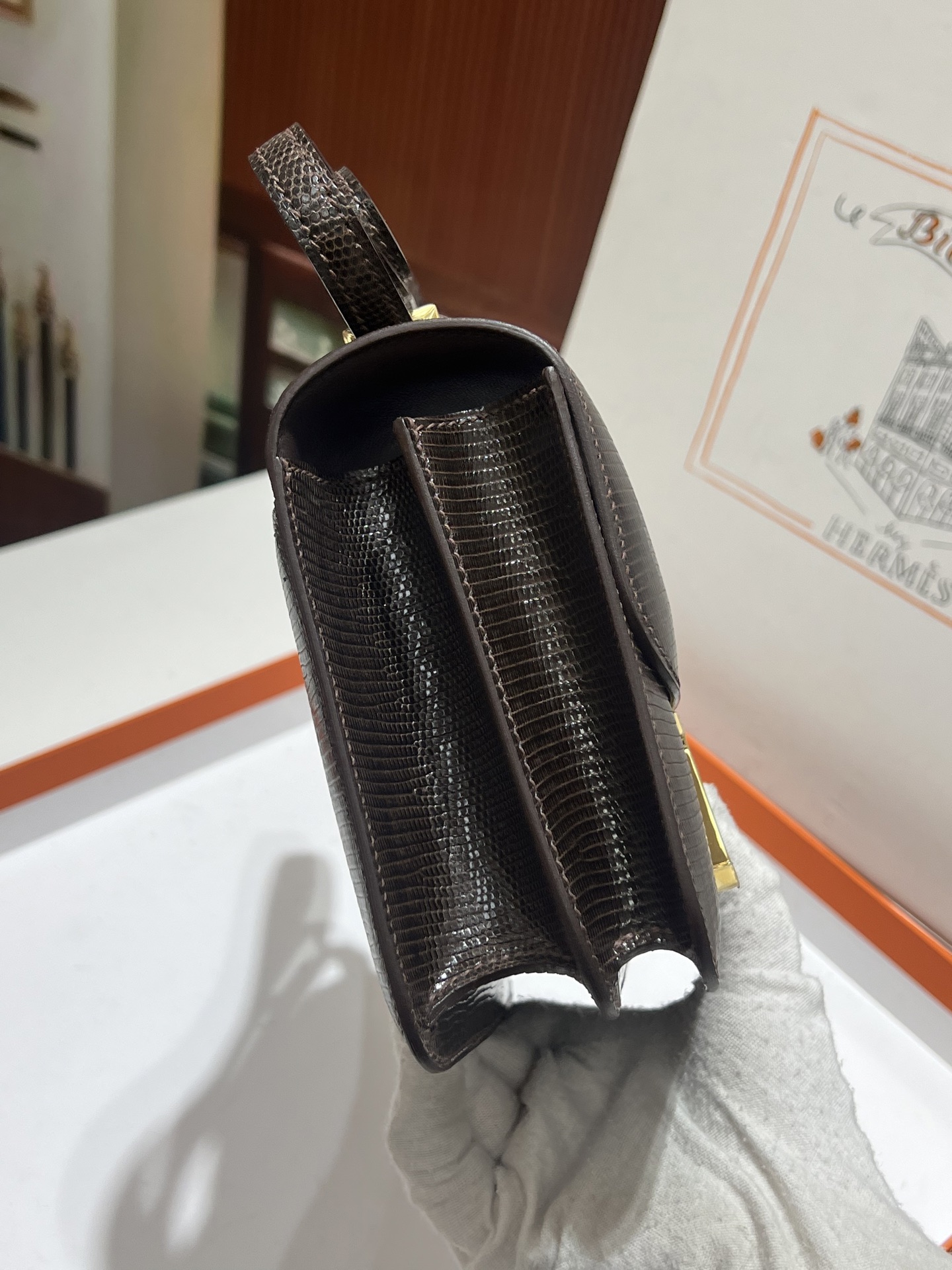 康康19 巧克力色金扣
hcp进口蜥蜴皮 实拍金扣 5张皮 做一个包 纹理和皮面都超级漂亮 顶级手缝工艺