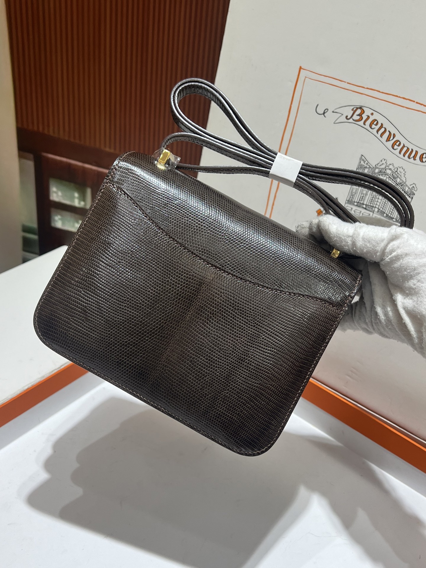 康康19 巧克力色金扣
hcp进口蜥蜴皮 实拍金扣 5张皮 做一个包 纹理和皮面都超级漂亮 顶级手缝工艺