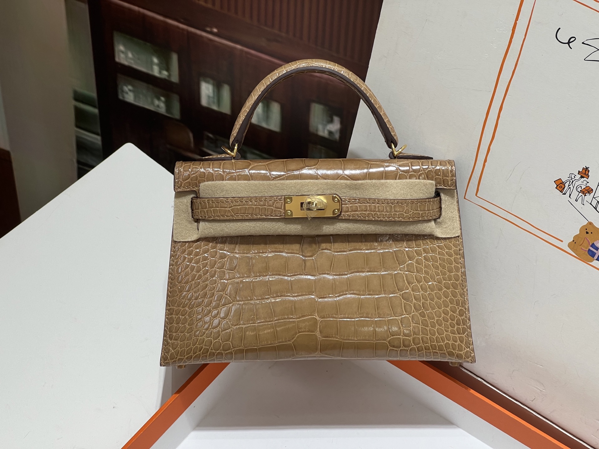 NO:698323,Kelly second generation 19CM. Square crocodile, dust color gold buckle, full set of hand-made nails, top hand sewing technology, hc imported American crocodile, Hermes, hermes, Hermes,19860909凯莉二代19CM. 方块鳄 尘埃色金扣 全套手工钉,顶级手缝工艺 hc进口美洲鳄,爱马仕,hermes,Hermes,,Bag