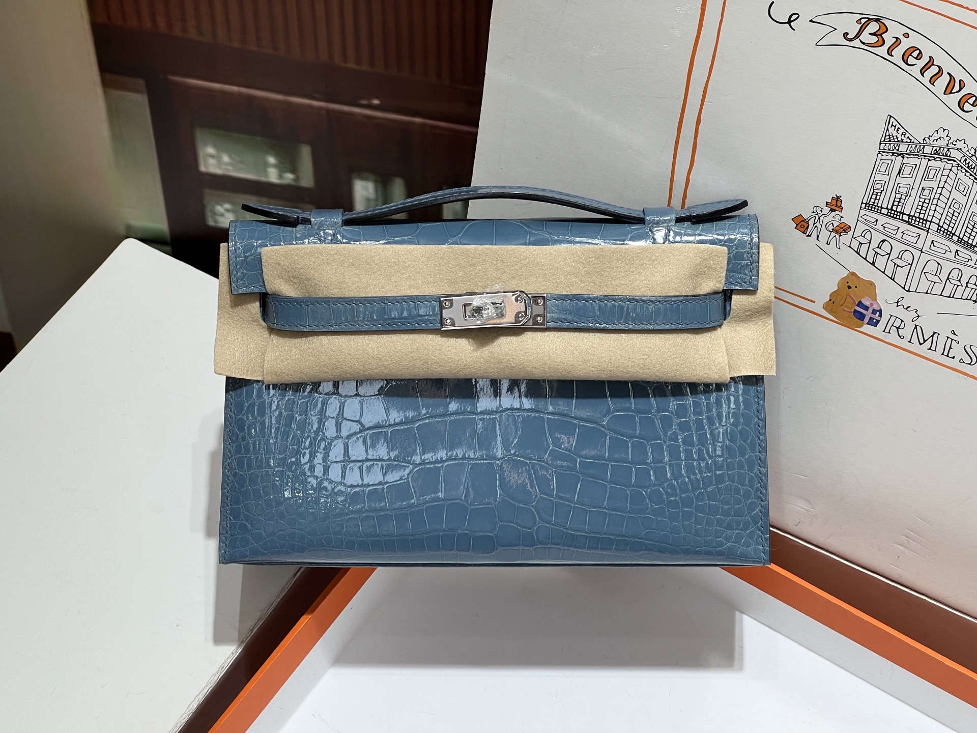 NO:851335,Azure blue silver buckle Kelly Generation 22CM. Hc imported American crocodile, high-gloss crocodile leather, hand-sewn with top wax thread!  Real shot texture,Hermes,hermes,crocodile skin,Hermes,19860909天青蓝银扣 凯莉一代22CM. Hc进口美洲鳄,高光鳄鱼皮,顶级蜡线手工缝制！实拍纹理,爱马仕,hermes,crocodile skin,Hermes,,Bag